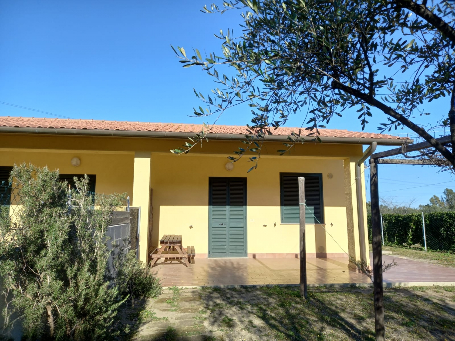 Agriturismo con 3 appartamenti e 6 ettari di terreno nelle vicinanze della spiaggia rif. 910